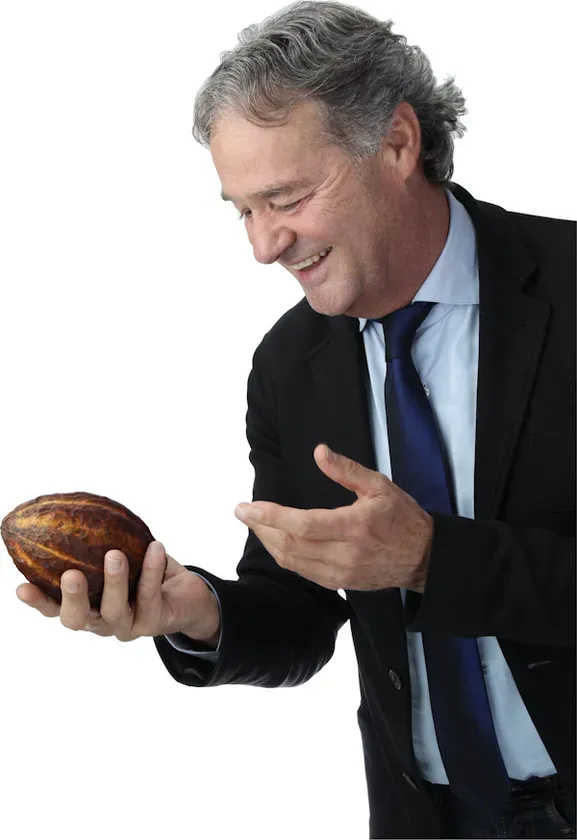 カカオポッドを持つダニエーロ・ヴェストリ氏