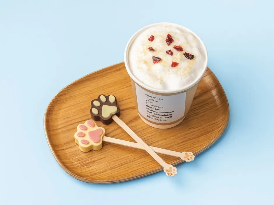 猫の手チョコが乗ったホットチャイ