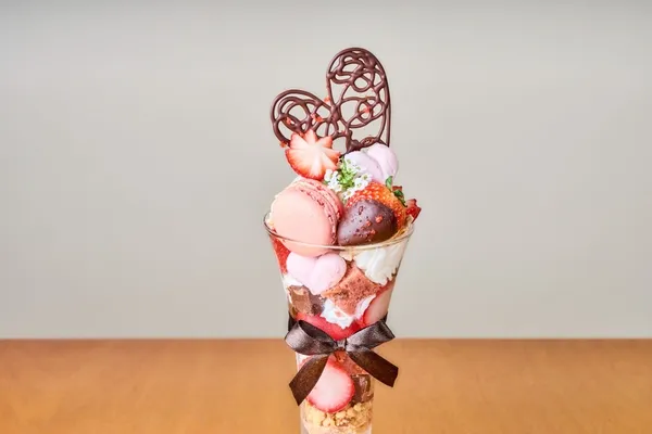 バレンタイン仕様のいちごパフェ