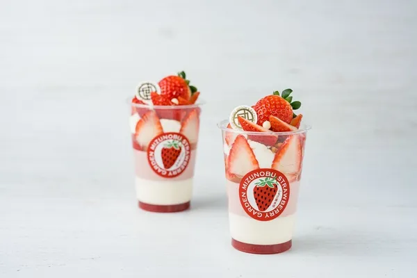 テイクアウト用のいちごパフェ