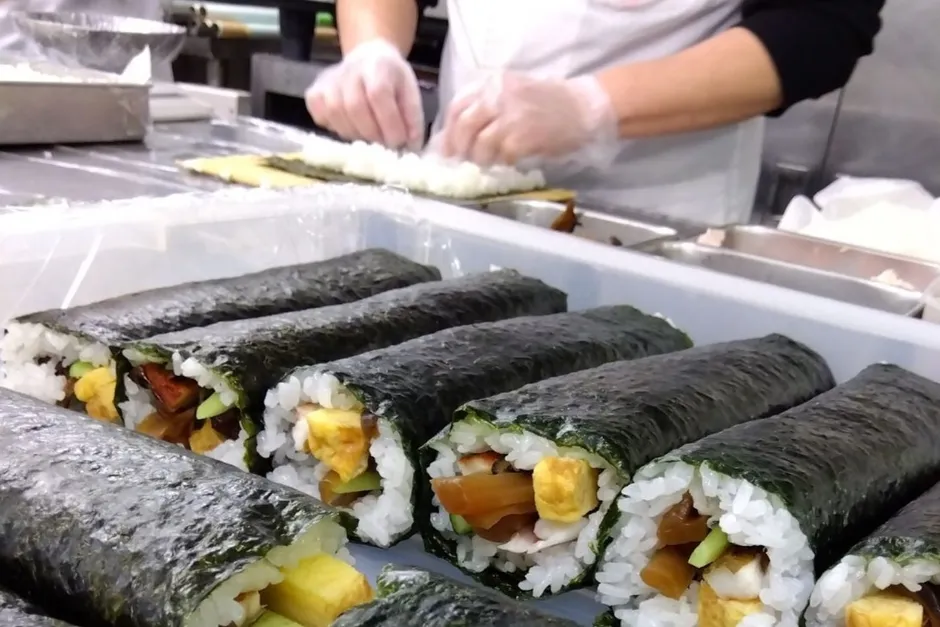 寿司職人が恵方巻を作っている様子