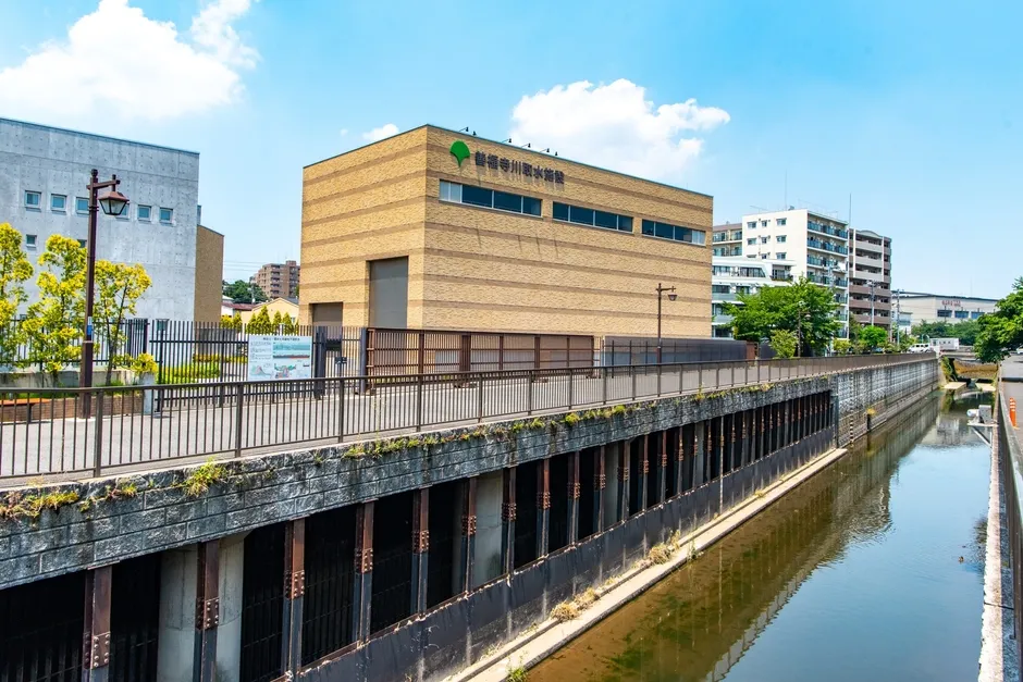 川の水を地下へ引き込む取水施設