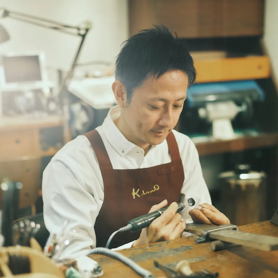 職人がジュエリーを制作している様子