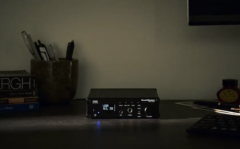 CDジャケットほどのコンパクトなボディ