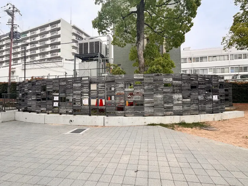 穴だらけになった湊川公園の外壁