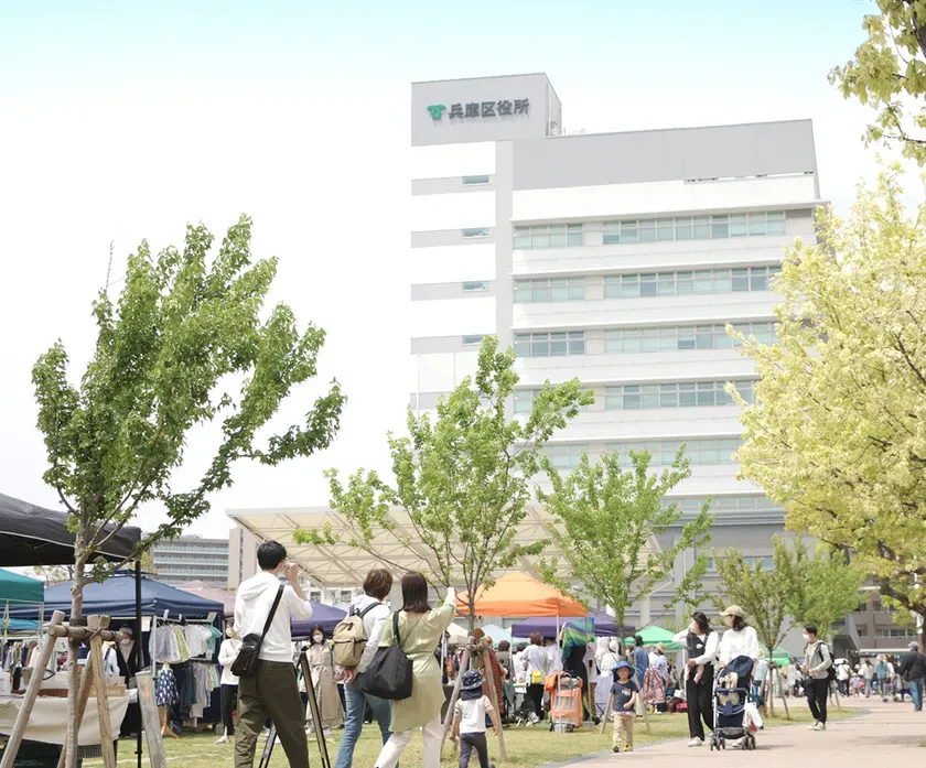 毎月多くの人で賑わう湊川公園手しごと市の様子