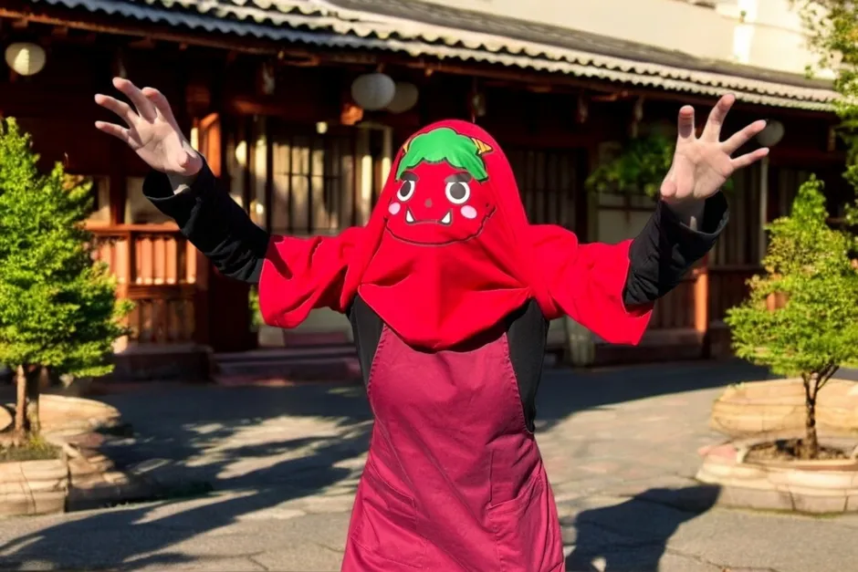 鬼のコスチュームを着た人が手を広げている様子