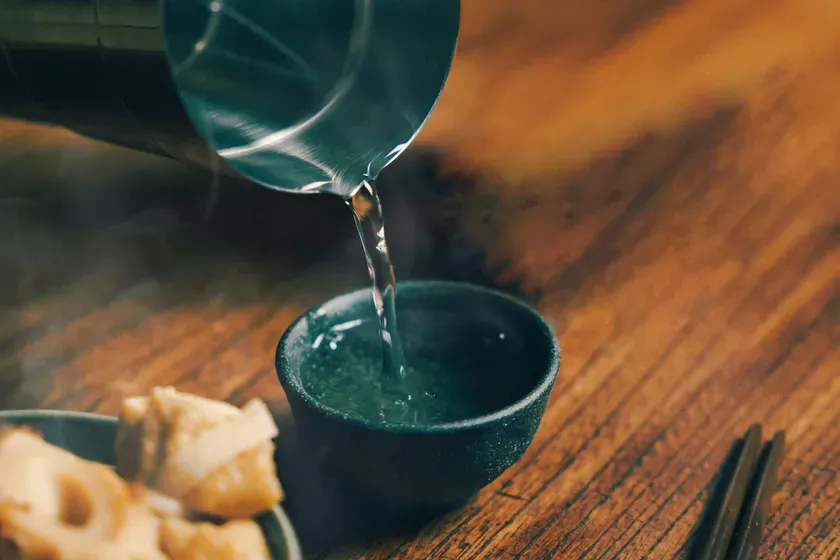 お猪口に注がれるお燗酒