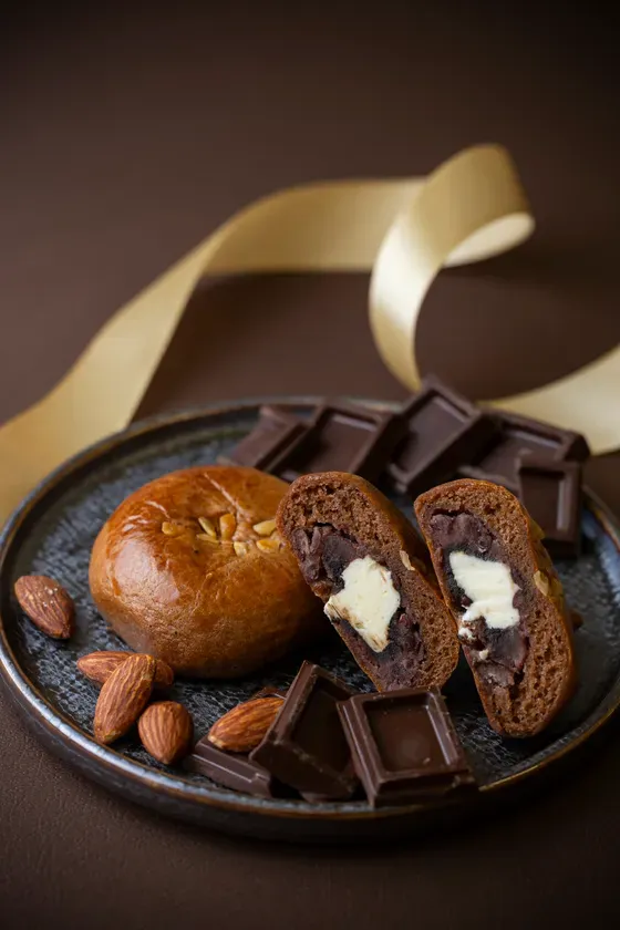 アーモンドが乗ったかわいいおまんじゅう