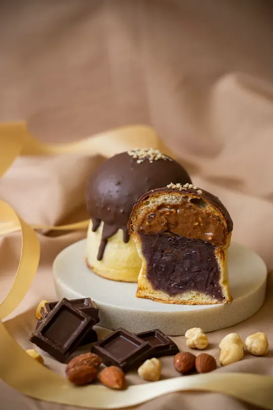 断面からチョコとあんこがとろり