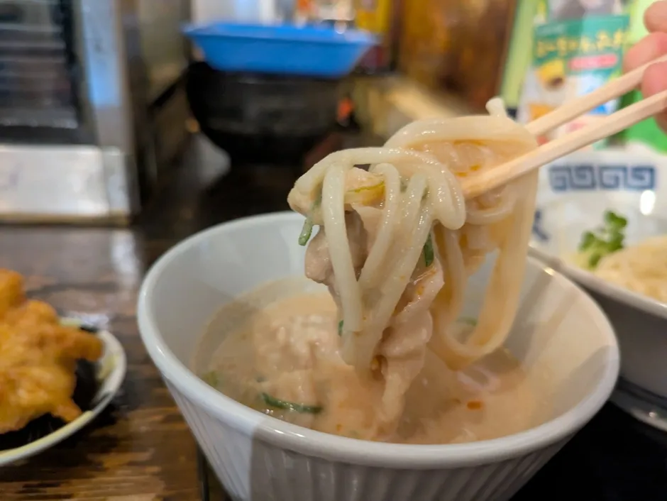 箸で持ち上げられたうどん