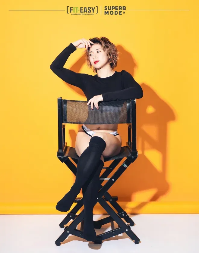 女性が椅子に座ってポーズをとっている