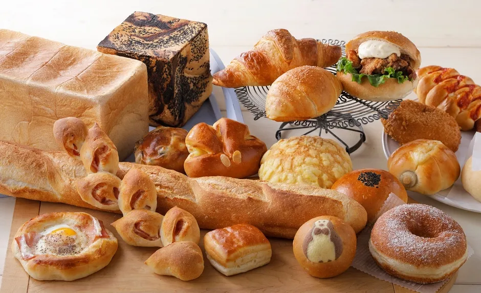 店内に並ぶたくさんのパン