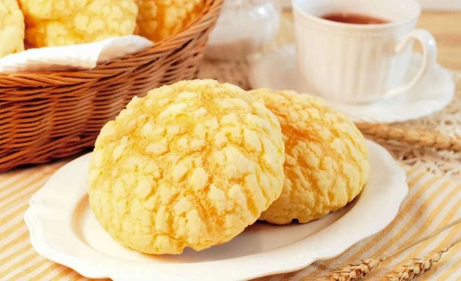 お皿にのった美味しそうなメロンパン