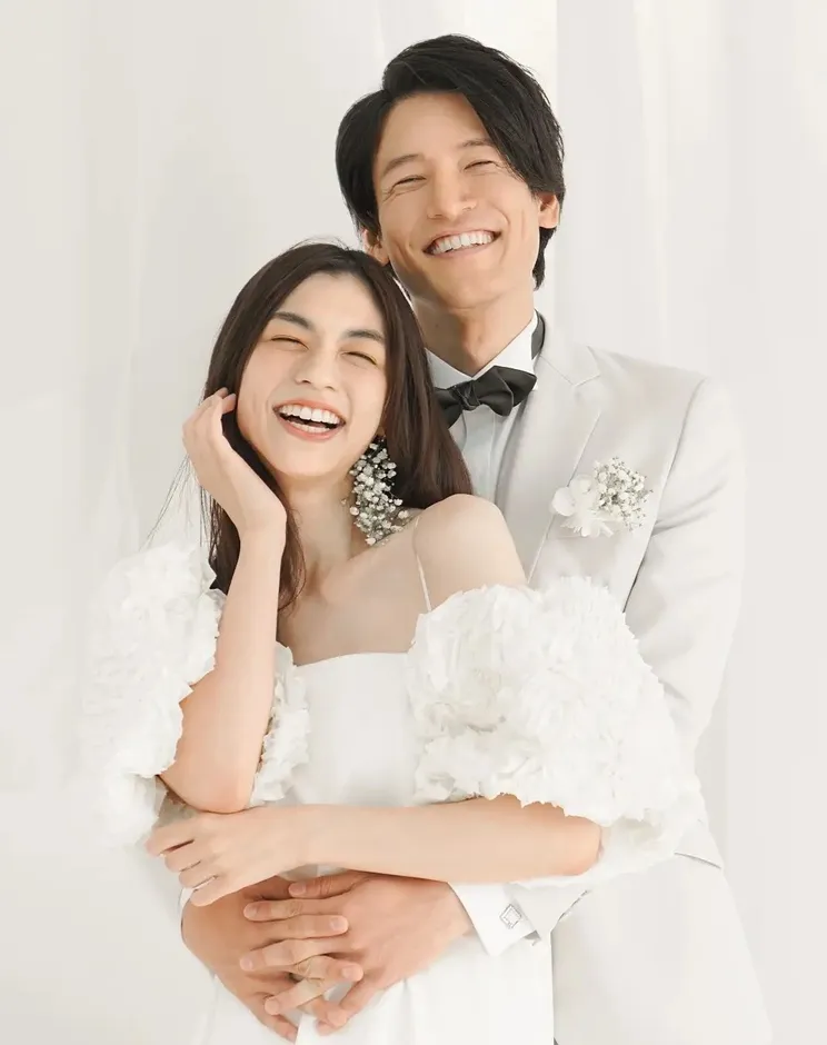 幸せそうな新郎新婦