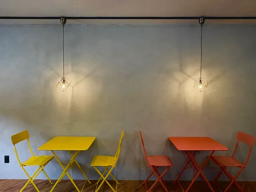 明るく開放的な飲食スペース