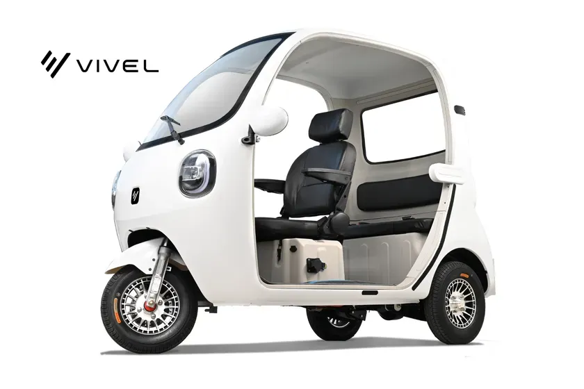 白い三輪の電気自動車の正面からの画像です。車体にはVIVELのロゴがあります。