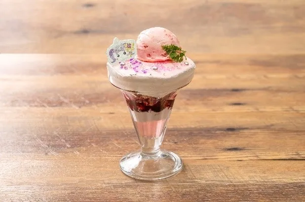 魔法少女がテーマのピンクのパフェ