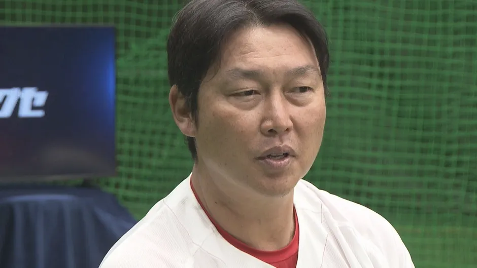 野球選手が話している様子。