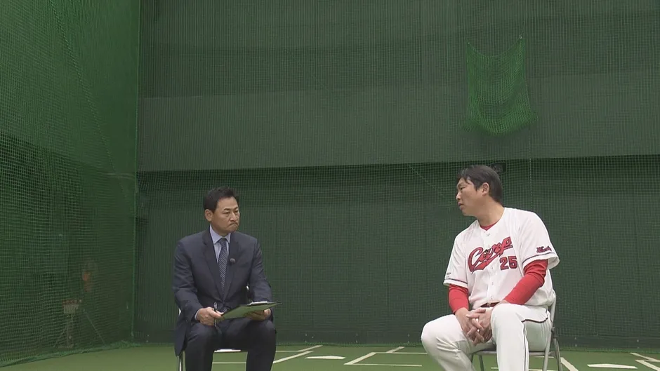 野球選手がインタビューを受けている様子