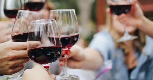ワイングラスで乾杯する人々の様子