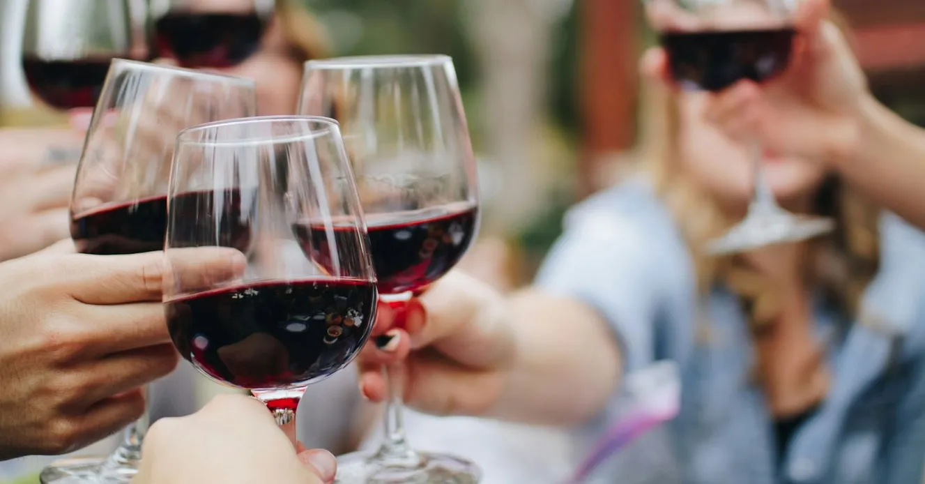 大阪の海辺で贅沢昼飲み！120分3,300円のワイン飲み放題が登場