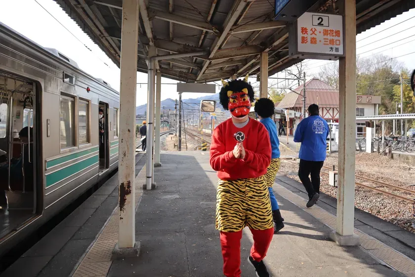 駅のホームに現れた鬼たち