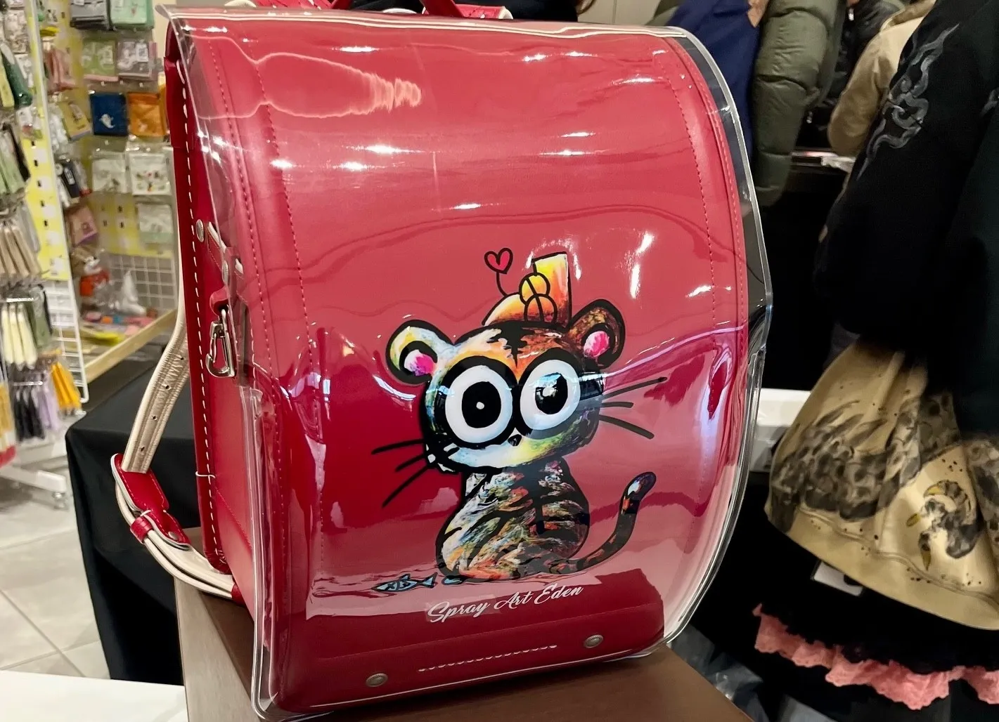 ランドセルにスプレーアート？老舗鞄店と異色コラボカバーが限定発売