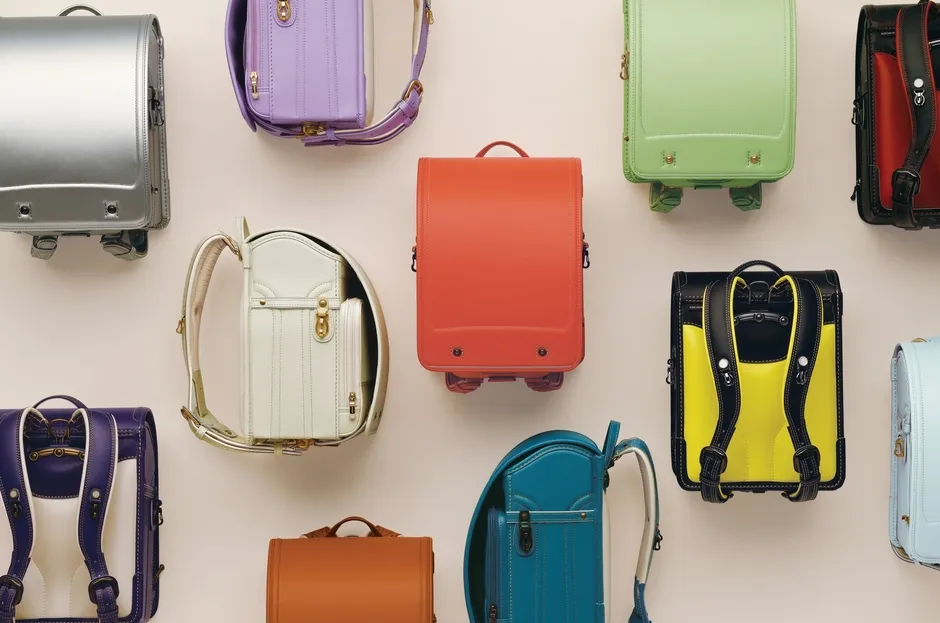 カラフルなランドセルが並んでいる様子