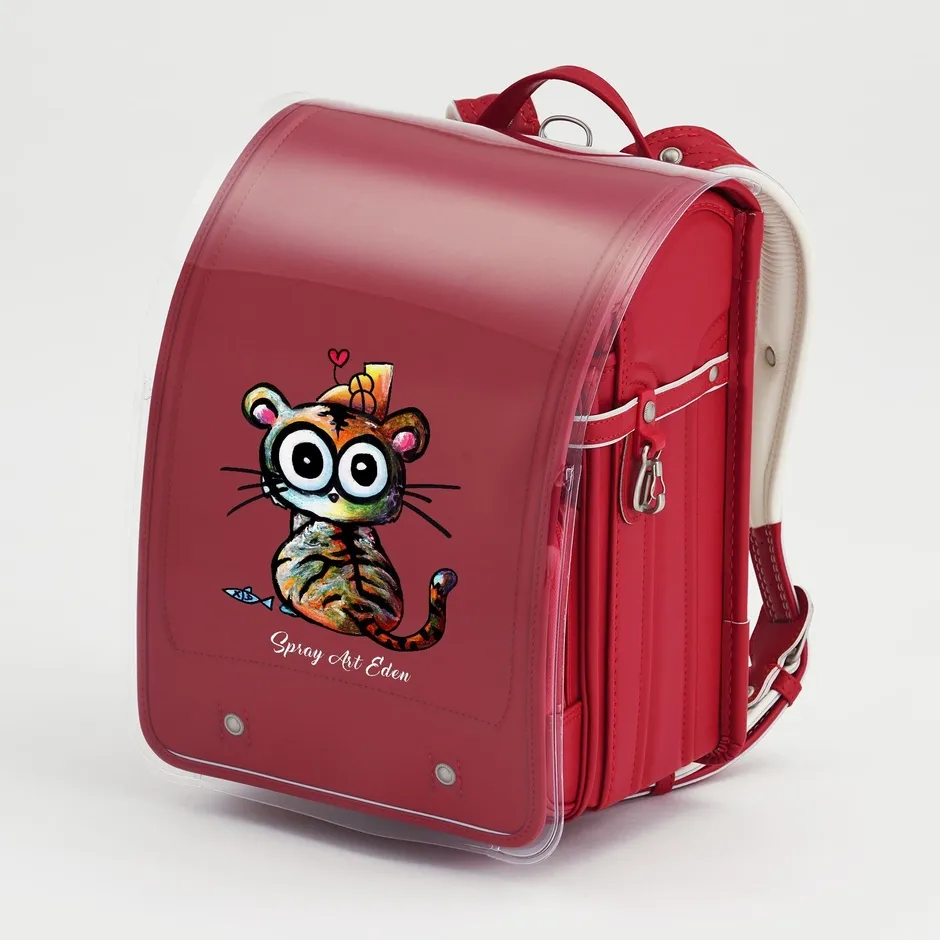 虎が描かれた赤いランドセル