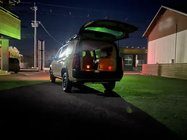 夜の駐車場で静かに過ごすイメージ