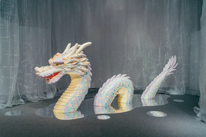 カラフルな龍の像