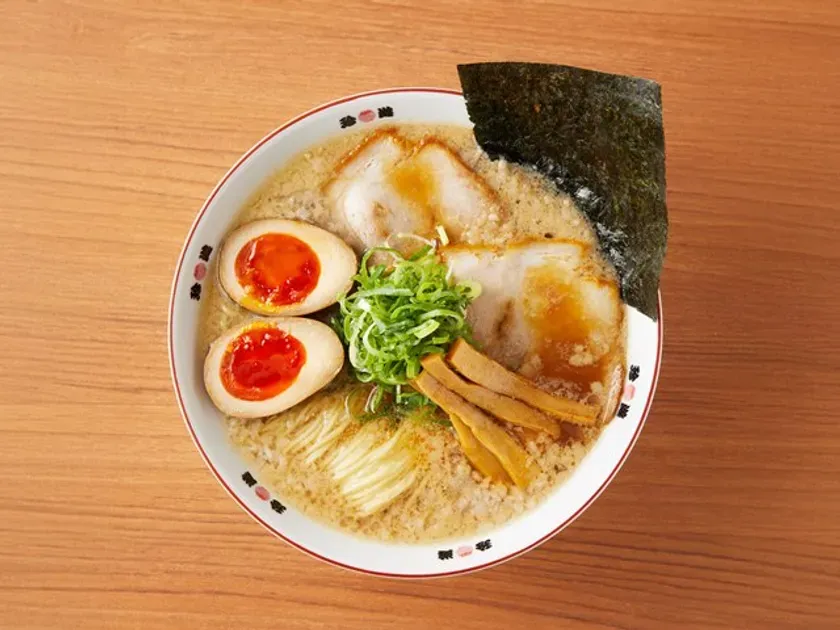 ラーメンのアップ写真。具材は味玉、チャーシュー、ネギ、メンマ、海苔。