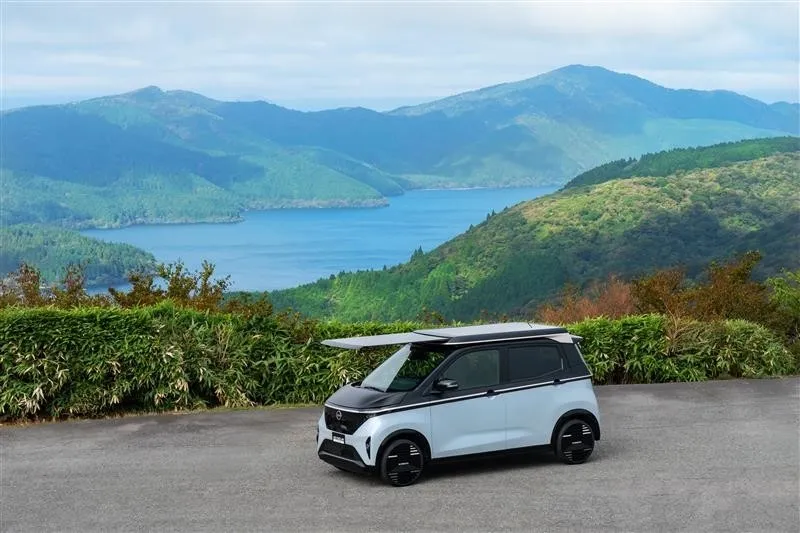 未来的な白い電気自動車