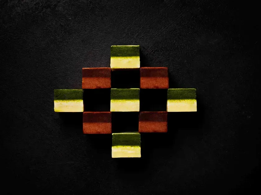 抹茶とチョコレートの層状のお菓子