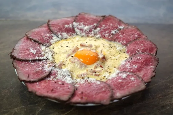 ローストビーフに囲まれた肉ボナーラ