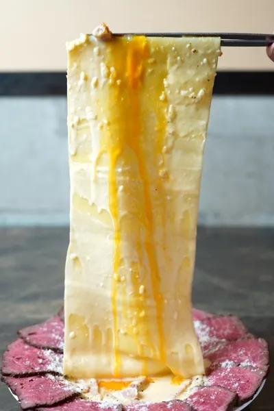 持ち上げられる一枚麺