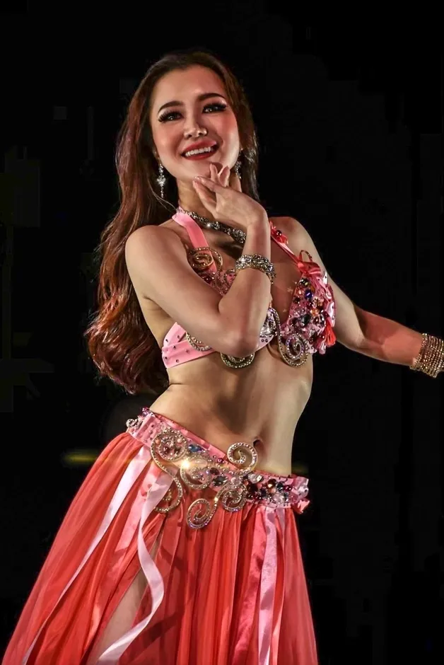 笑顔でポーズをとるベリーダンサーの女性