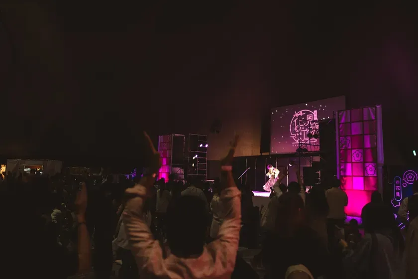 ステージで演奏するアーティスト