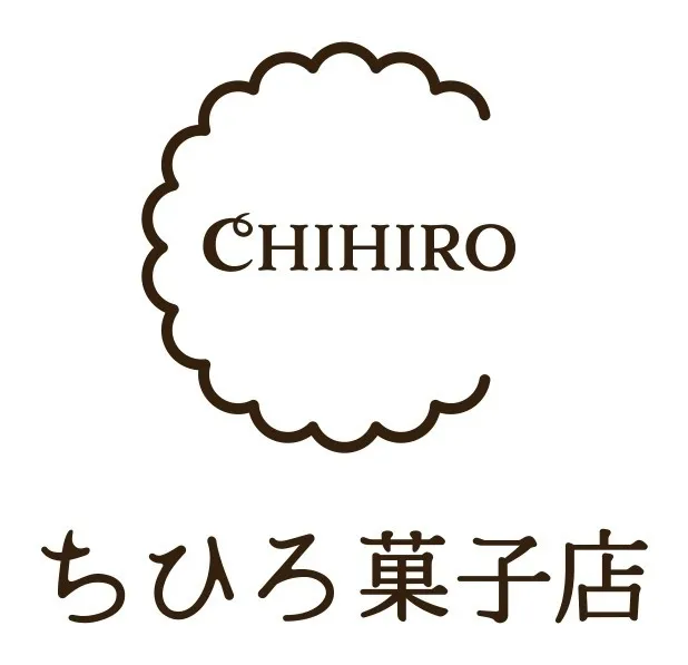 茶色で縁取られた雲のようなマークの中に「CHIHIRO」の文字が、その下に「ちひろ菓子店」と書かれたロゴマークです。