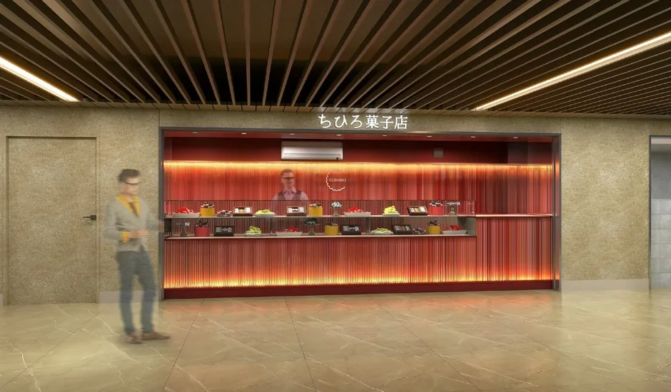 店内には、様々な焼き菓子やケーキが並んだお店の様子が写っています。お店の正面には、商品を陳列したショーケースがあり、奥には店員さんが立っています。お店の看板には「ちひろ菓子店」と書かれています。