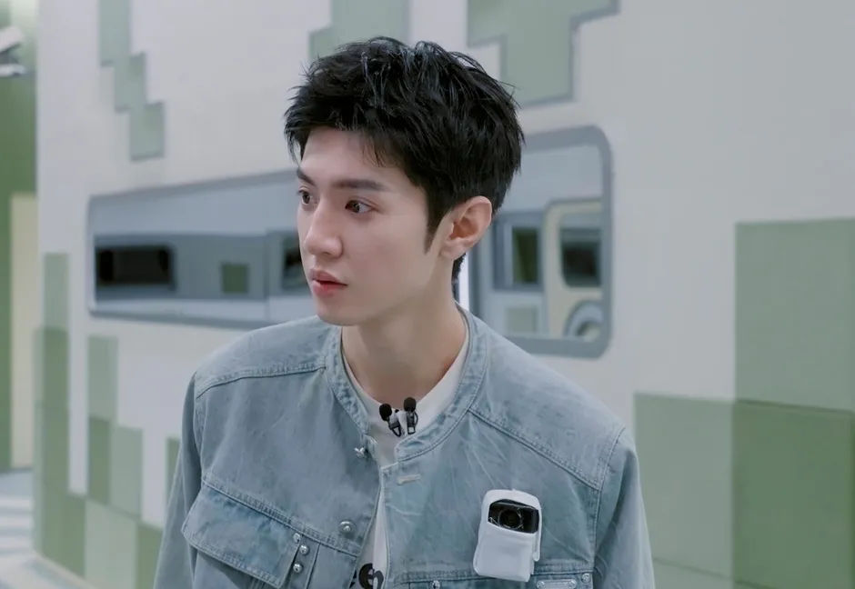 男性がカメラを胸に付けている様子。