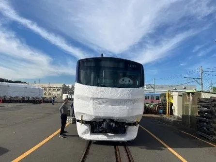 前面を白いシートで覆われた電車