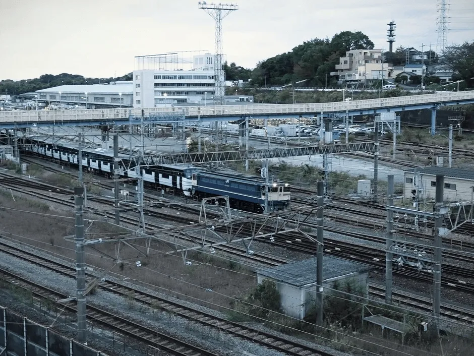 JRの駅に停車中の車両