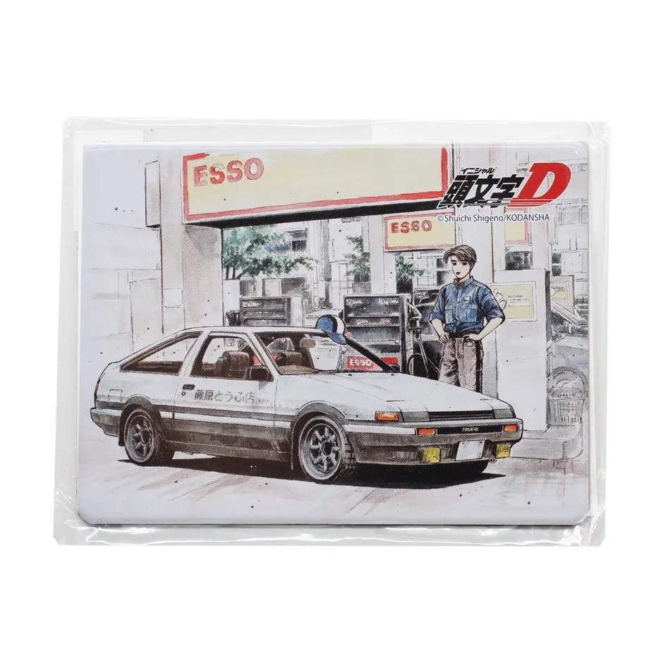 漫画「頭文字D」のイラスト。白い車と給油スタンド、人物が描かれている。