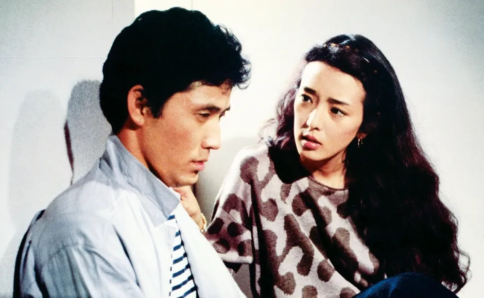 男性と女性が寄り添っている写真です。女性は、男性の方を見つめています。男性は、視線を落としています。