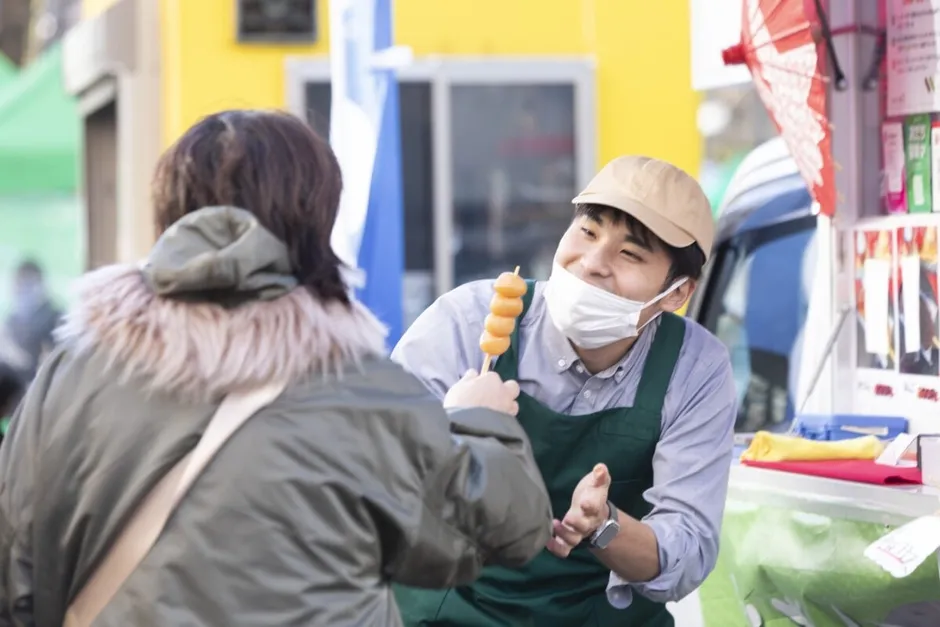 美味しそうな屋台が並ぶ