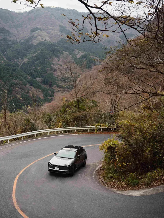 山道を走るトヨタbZ4X