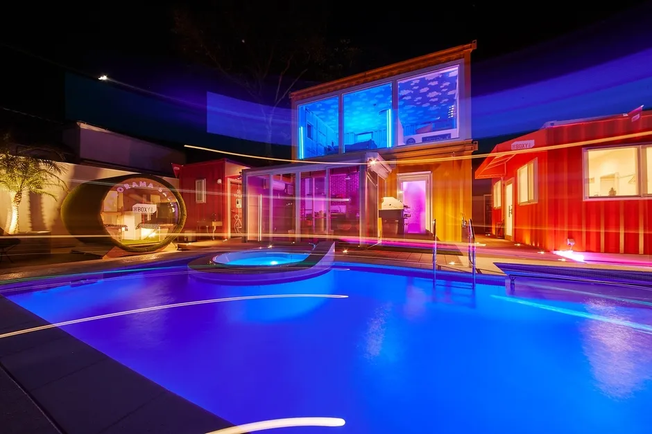 夜のプールサイドの別荘