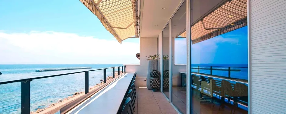 海の見えるテラス席